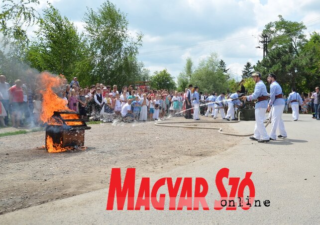 Hagyományos tűzoltó-bemutató (Lakatos János felvétele)