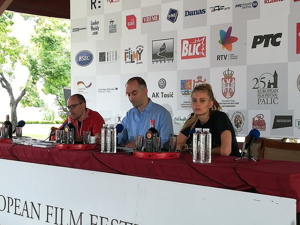 Csuja László, Ivan Aranđelović moderátor és Berényi Bianka a palicsi filmfesztivál sajtótájékoztatóján Csuja László, Ivan Aranđelović moderátor és Berényi Bianka a palicsi filmfesztivál sajtótájékoztatóján