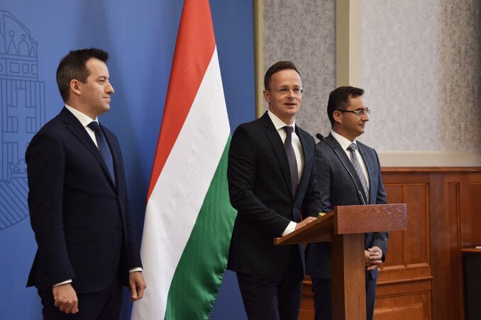 Szijjártó Péter magyar külgazdasági és külügyminiszter (k), Papp László, Debrecen polgármestere (j) és Ésik Róbert, a Nemzeti Befektetési Ügynökség (HIPA) elnöke a BMW bejelentésével kapcsolatban tartott sajtótájékoztatón (MTI Fotó: KKM)