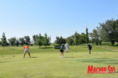 A fű, a szél, a pálya próbálgatását nem mulasztják el a golfjátékosok (Nagy Magdolna felvétele)