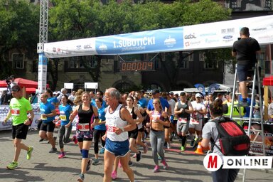 A tavalyi félmaraton rajtja (Fotó: Benedek Miklós)
