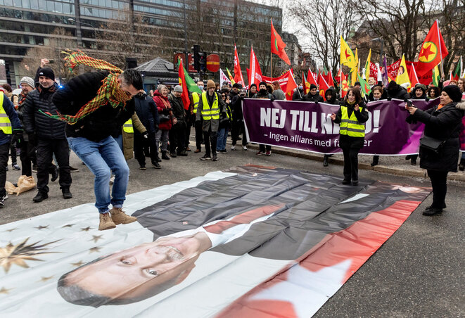 Január folyamán Stockholmban a NATO mellett és ellen, illetve Törökország ellen is tüntettek (Fotó: AFP)