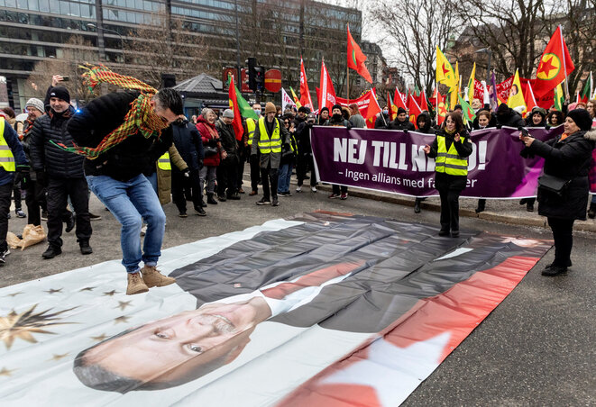 Január folyamán Stockholmban a NATO mellett és ellen, illetve Törökország ellen is tüntettek (Fotó: AFP) Január folyamán Stockholmban a NATO mellett és ellen, illetve Törökország ellen is tüntettek (Fotó: AFP)