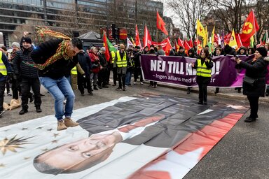 Január folyamán Stockholmban a NATO mellett és ellen, illetve Törökország ellen is tüntettek (Fotó: AFP)