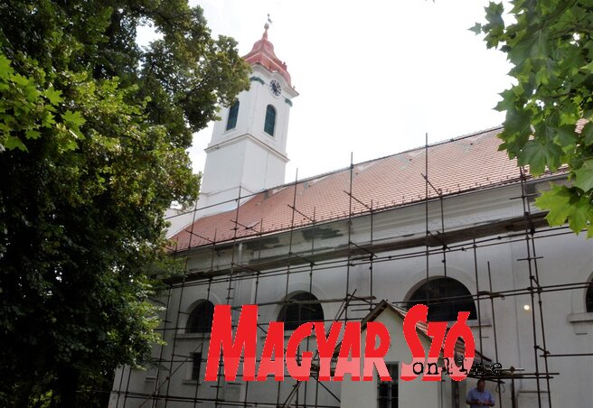 A templomépületen ismét pompázik az a dombormű, ami az idők folyamán megkopott (Kazinczy Paszterkó Diana felvétele) A templomépületen ismét pompázik az a dombormű, ami az idők folyamán megkopott (Kazinczy Paszterkó Diana felvétele)