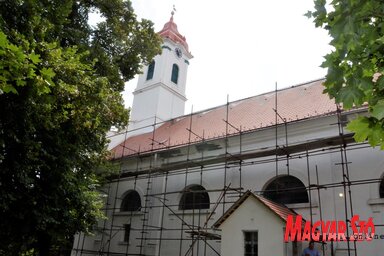 A templomépületen ismét pompázik az a dombormű, ami az idők folyamán megkopott (Kazinczy Paszterkó Diana felvétele)