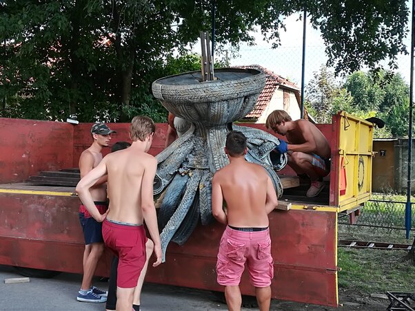 Délután ötkor már készül a színpad Délután ötkor már készül a színpad