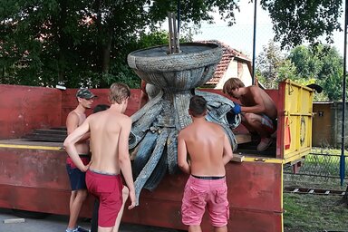 Délután ötkor már készül a színpad