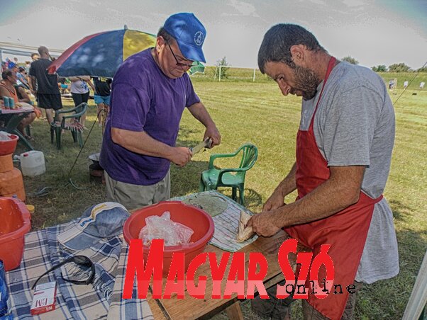 A halászlében lévő hallal el lehet bíbelődni (Horváth Zsolt felvétele) A halászlében lévő hallal el lehet bíbelődni (Horváth Zsolt felvétele)