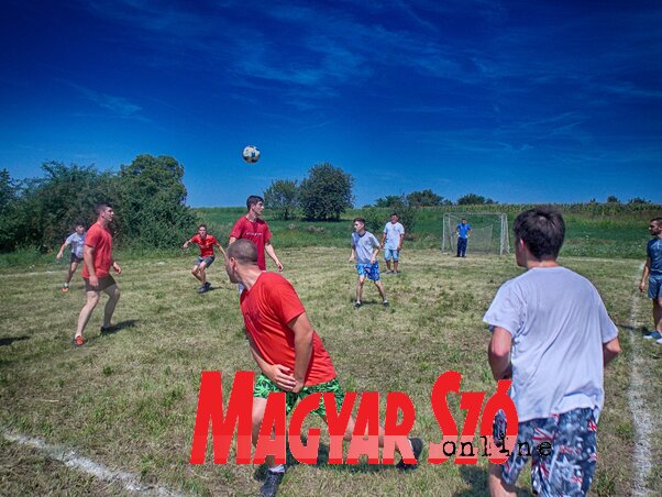 A sportkedvelők csapatokba tömörülve kispályás focitornán méretkeztek meg egymással (Horváth Zsolt felvétele) A sportkedvelők csapatokba tömörülve kispályás focitornán méretkeztek meg egymással (Horváth Zsolt felvétele)