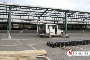 A Nejlonpiac objektumai új tetőszerkezetet kapnak, a felújítási munkálatok a végéhez közelednek. A piactér legnagyobb része fölött már tetőszerkezet van, így esőben is lehet bizniszelni (Ótos András felvétele)