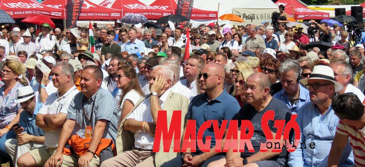 Naponta több mint tízezer látogatója volt az idén Szenvedélyünk Tusványos szlogennel meghirdetett Szabadegyetemnek (Tóth Roland felvétele) Naponta több mint tízezer látogatója volt az idén Szenvedélyünk Tusványos szlogennel meghirdetett Szabadegyetemnek (Tóth Roland felvétele)