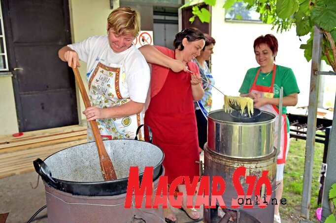 Kétszáz ember részére készül a spagetti (Gergely Árpád felvétele) Kétszáz ember részére készül a spagetti (Gergely Árpád felvétele)
