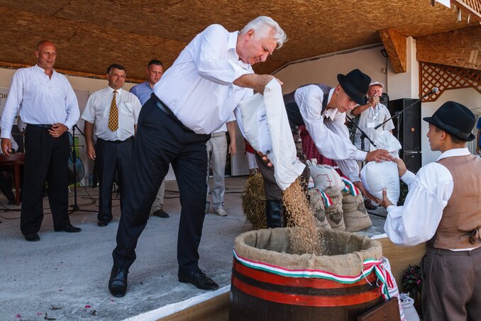 Jakab István, az országgyűlés alelnöke búzát önt hordóba a Magyarok kenyere – 15 millió búzaszem program részét képező ünnepségen (Fotó:MTI)