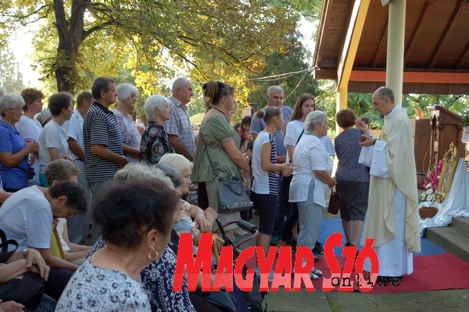 A miséző Józsa Gáspár atya áldoztatja a zarándokokat (Bozsoki Valéria felvétele) A miséző Józsa Gáspár atya áldoztatja a zarándokokat (Bozsoki Valéria felvétele)
