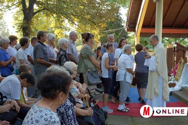 A miséző Józsa Gáspár atya áldoztatja a zarándokokat (Bozsoki Valéria felvétele)