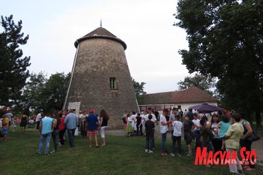 Ünnepség a szélmalomnál (Csincsik Zsolt felvétele)