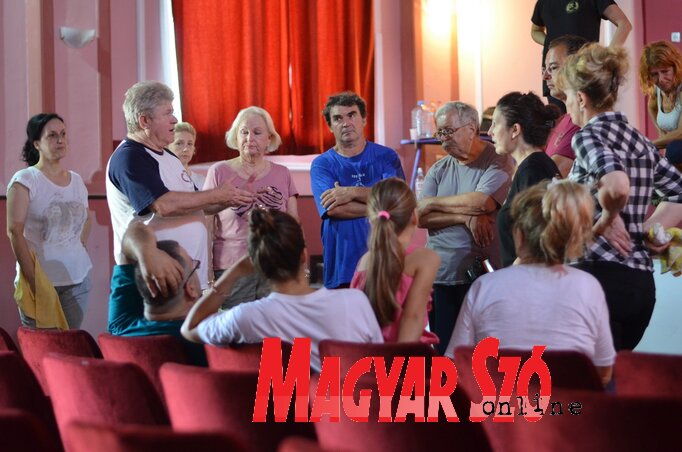 Megbeszélés a táncpróba szünetében (Lakatos János felvétele) Megbeszélés a táncpróba szünetében (Lakatos János felvétele)