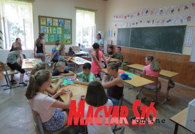 A gyermekek csapatban dolgozva oldják meg a feladatokat (Fotó: Patyi Szilárd) A gyermekek csapatban dolgozva oldják meg a feladatokat (Fotó: Patyi Szilárd)