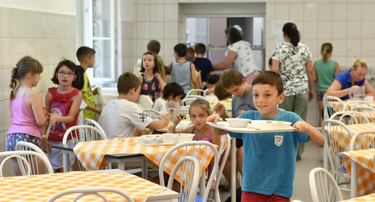 Diákok ebédelnek a szünidőben a budapesti Bajza Utcai Általános Iskolában (fotó: MTI)