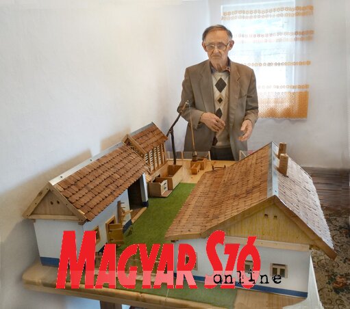 A túllabarai tanyavilág jellegzetes épületegyüttese. Saját tanyájuk makettjét Varga Somogyi János készítette (Góbor Béla felvétele) A túllabarai tanyavilág jellegzetes épületegyüttese. Saját tanyájuk makettjét Varga Somogyi János készítette (Góbor Béla felvétele)