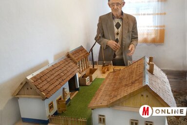 A túllabarai tanyavilág jellegzetes épületegyüttese. Saját tanyájuk  makettjét Varga Somogyi János készítette (Góbor Béla felvétele)