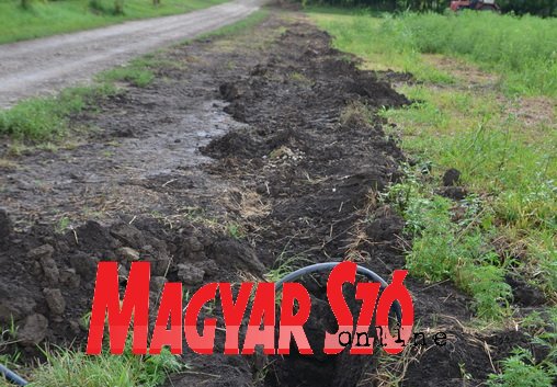 Az utolsó simítások a Mackó-sori vízvezeték- hálózaton (Lakatos János felvétele) Az utolsó simítások a Mackó-sori vízvezeték- hálózaton (Lakatos János felvétele)