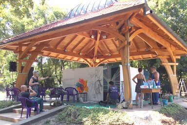 A Zentai Művésztelep képzőművészei a Képzelt riport egy amerikai popfesztiválról aláfestő zenéje mellett készítették alkotásaikat