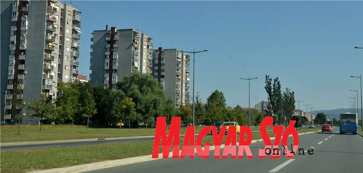 Két épülettömb épül majd az Újtelepen az állambiztonsági szolgálatokkötelékében szolgáló személyek számára. A telek egy része most méga katonaság tulajdona, kaszárnya van rajta (Ótos András felvétele)