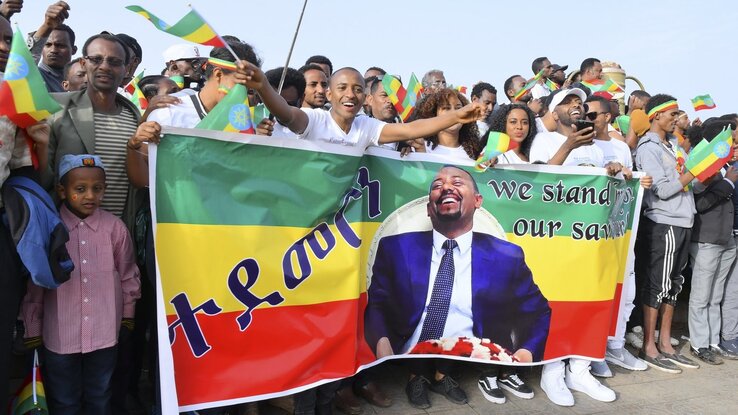 Abij Ahmed etióp miniszterelnök támogatói Ahmed nagygyűlésén a fővárosban, Addisz-Abebában 2018. júniusában ( fotó: MTI/EPA)