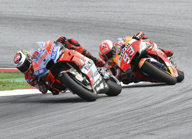 Lorenzo (balról) és Márquez csatázik (Fotó: Beta/AP) Lorenzo (balról) és Márquez csatázik (Fotó: Beta/AP)