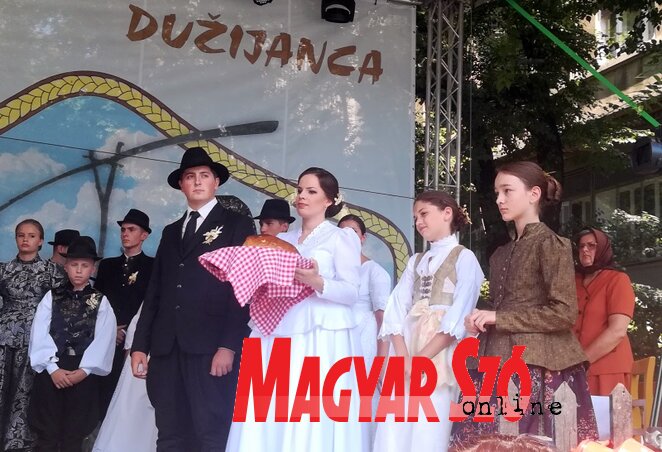 Az aratópár és kísérőik (Fotó: Lukács Melinda) Az aratópár és kísérőik (Fotó: Lukács Melinda)