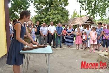 Bálint Rebeka citeramuzsikáját hallgatja a közönség (Gergely József felvétele)