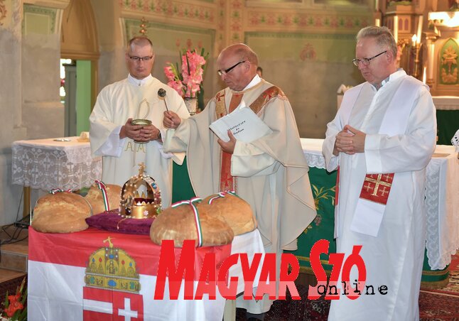 Megszentelték az új kenyeret (Gergely József felvétele)