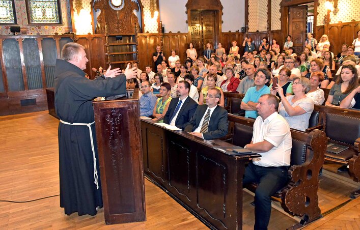 Mintegy 250 részvevő