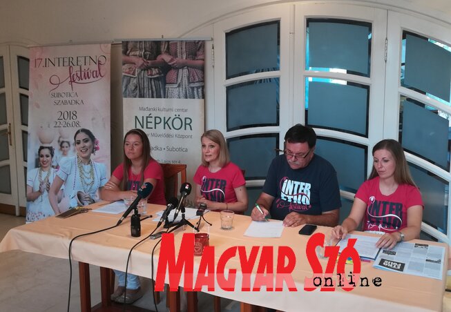 Rumenyákovity Szilvia, Bodrogi Hajnalka, Bodrogi Béla és Polyákovity Izabella az Interetno fesztivál sajtótájékoztatóján (Fotó: Lukács Melinda) Rumenyákovity Szilvia, Bodrogi Hajnalka, Bodrogi Béla és Polyákovity Izabella az Interetno fesztivál sajtótájékoztatóján (Fotó: Lukács Melinda)