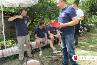 A főzéssel együtt jár a kóstolás is (Sihelnik Ágnes felvétele)