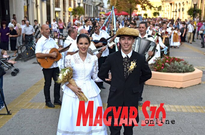 Az ünnepi felvonulást az aratópár vezette (Fotó: Gergely Árpád) Az ünnepi felvonulást az aratópár vezette (Fotó: Gergely Árpád)