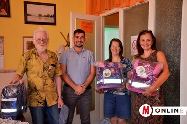 Miklós László, az adai Belmil vállalat értékesítési vezetője átadja a tanintézmény igazgatónőjének, Méhészkei Kiss Gizellának, illetve az első osztályosok tanítóinak, Alács Varró Zsuzsannának és Stevan Radovićnak az ajándéktáskákat (Kazinczy Paszterkó Diana felvétele)