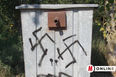 Horogkeresztet festettek a strand szemetesére (Gruik Zsuzsa felvétele)