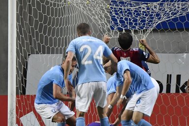 Inkább a haját tépte volna: Danko Lazović a kihagyott büntető után mérgében lecsupálta a hálót (Fotó: MTI)