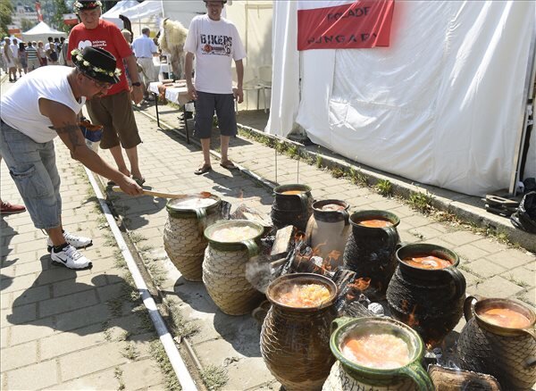 Sokác módra, cserépedényben készítik az ételt mohácsi hagyományőrzők a Magyar ízek utcájában(fotó: MTI)