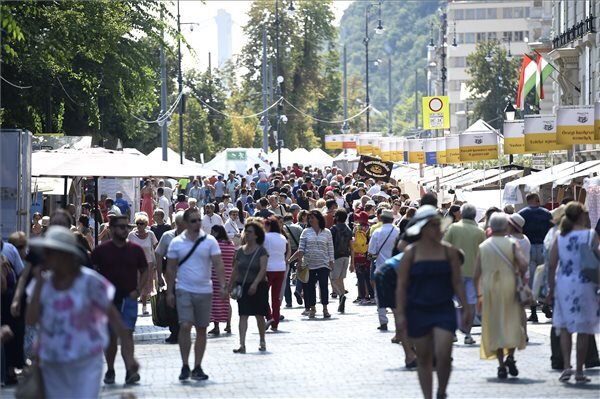 Látogatók a Magyar ízek utcájában (fotó: MTI)