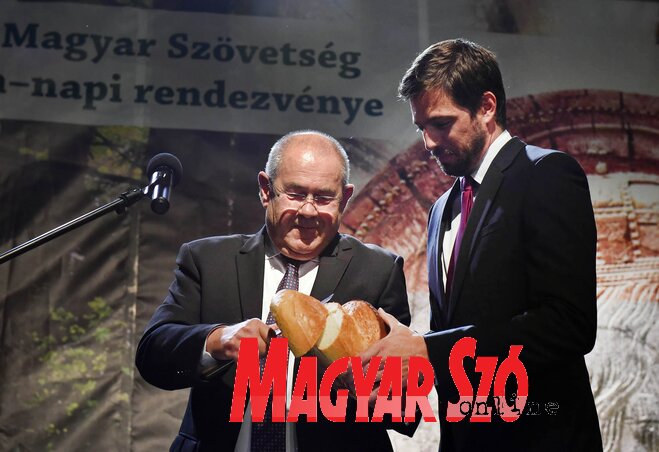 Pásztor István és Magyar Levente megszegi az új kenyeret (Ótos András felvétele)