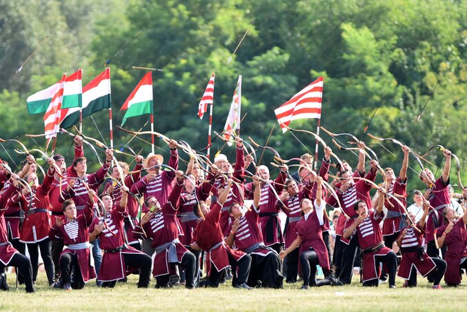 Íjászok bemutatója az Ópusztaszeri Nemzeti Történeti Emlékparkban. A rendezvényen háromszáz lovas, ezer gyalogos hagyományőrző jelenítette meg a magyar történelem legfontosabb mozzanatait (Fotó:MTI)