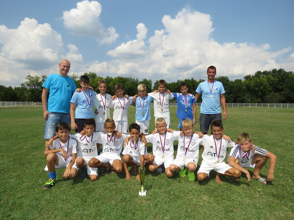 A kupagyőztes adai csapat Kiss Norbert edzővel és Tóth Tamás klubelnökkel (Csincsik Zsolt felvétele)