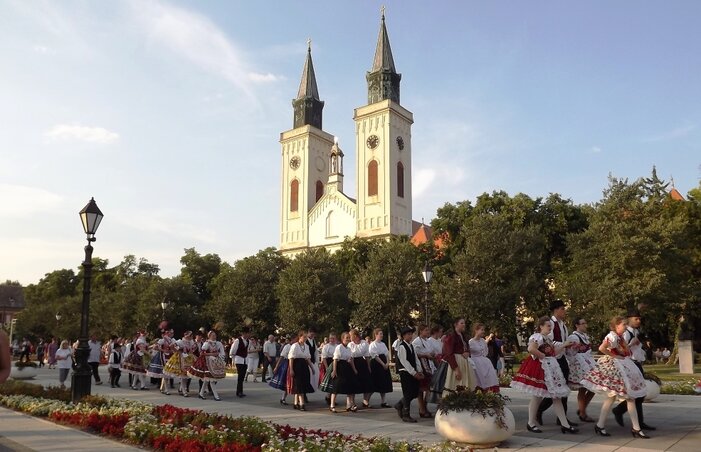 A templomból a megyeháza elé vonultak az ünneplők (Fotó: Fekete J. József)