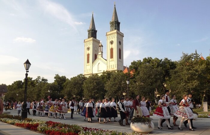 A templomból a megyeháza elé vonultak az ünneplők (Fotó: Fekete J. József) A templomból a megyeháza elé vonultak az ünneplők (Fotó: Fekete J. József)