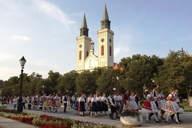 A templomból a megyeháza elé vonultak az ünneplők (Fotó: Fekete J. József)