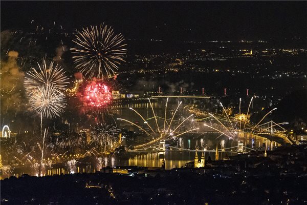 Tűzijáték a Duna felett Budapesten a nemzeti ünnepen (Fotó: MTI)